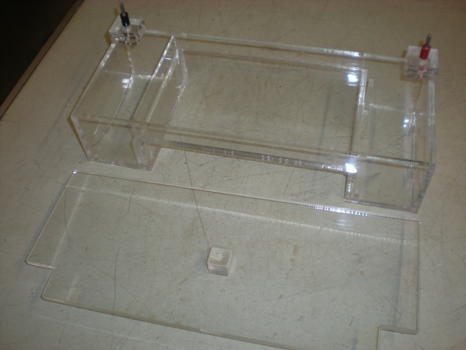 Unbranded Electrophoresis Unit with Buffer Dam Plate