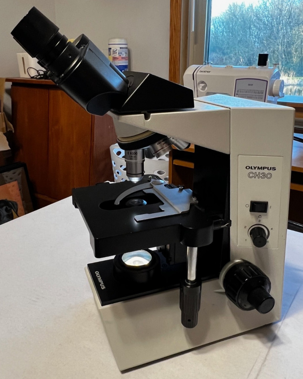 Olympus CH30RF100 Binocular Microscope w/Objectives 4x 10x 40x 100x