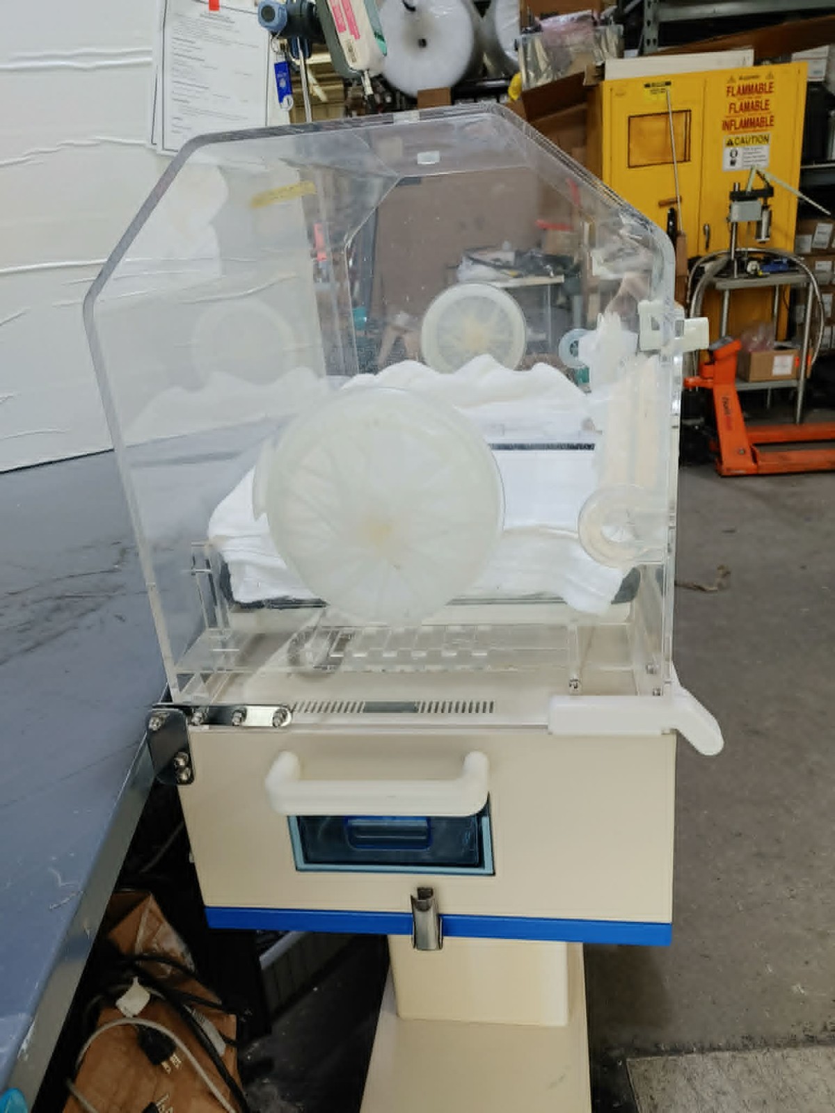 Medmay B-800 Infant Incubator Tilting w Transparent Cover/Camera O2 Sensor