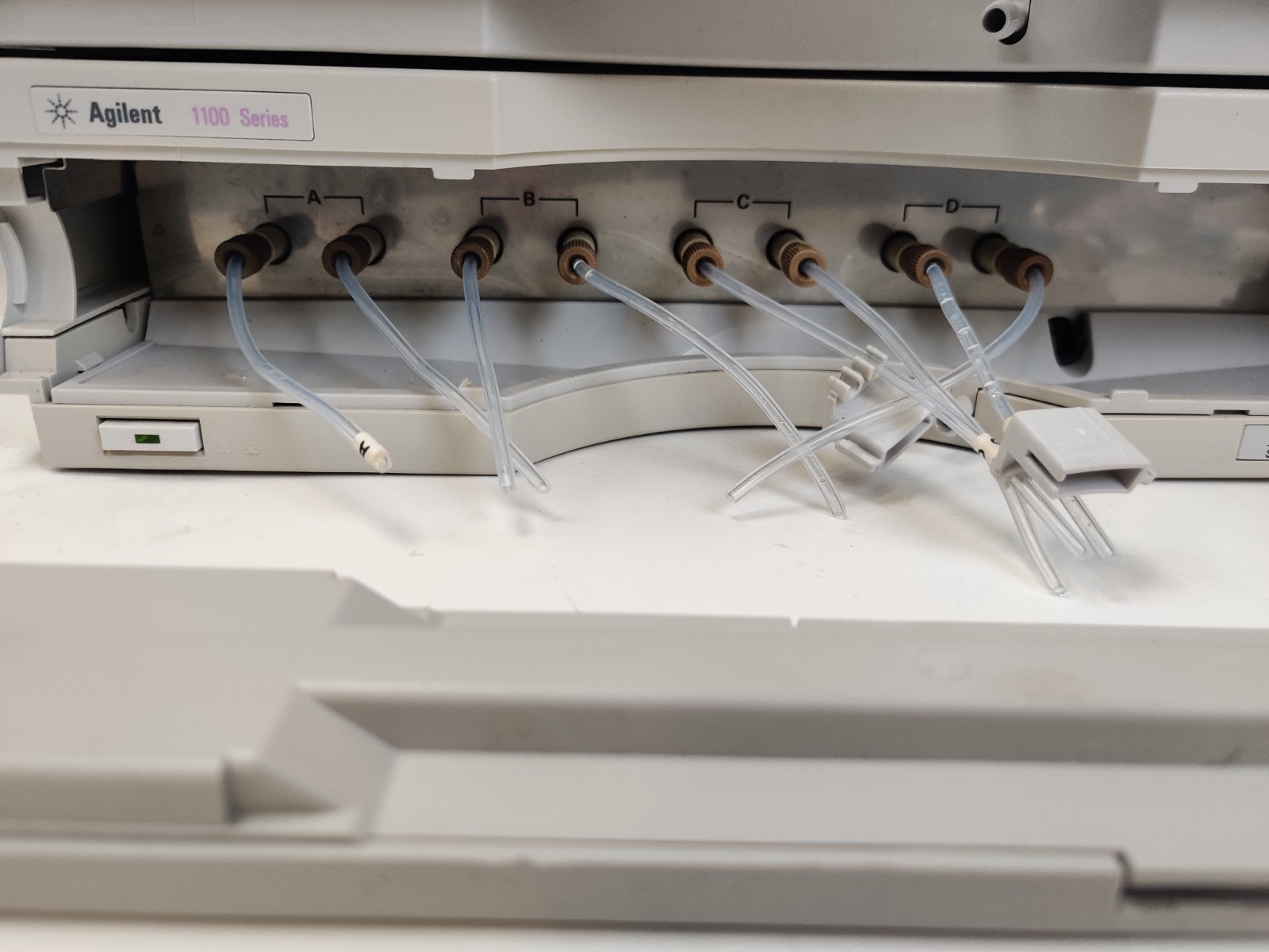 Agilent G1322A On-Line Vacuum Degasser 4-CH w Lid & Tray 1100 HPLC