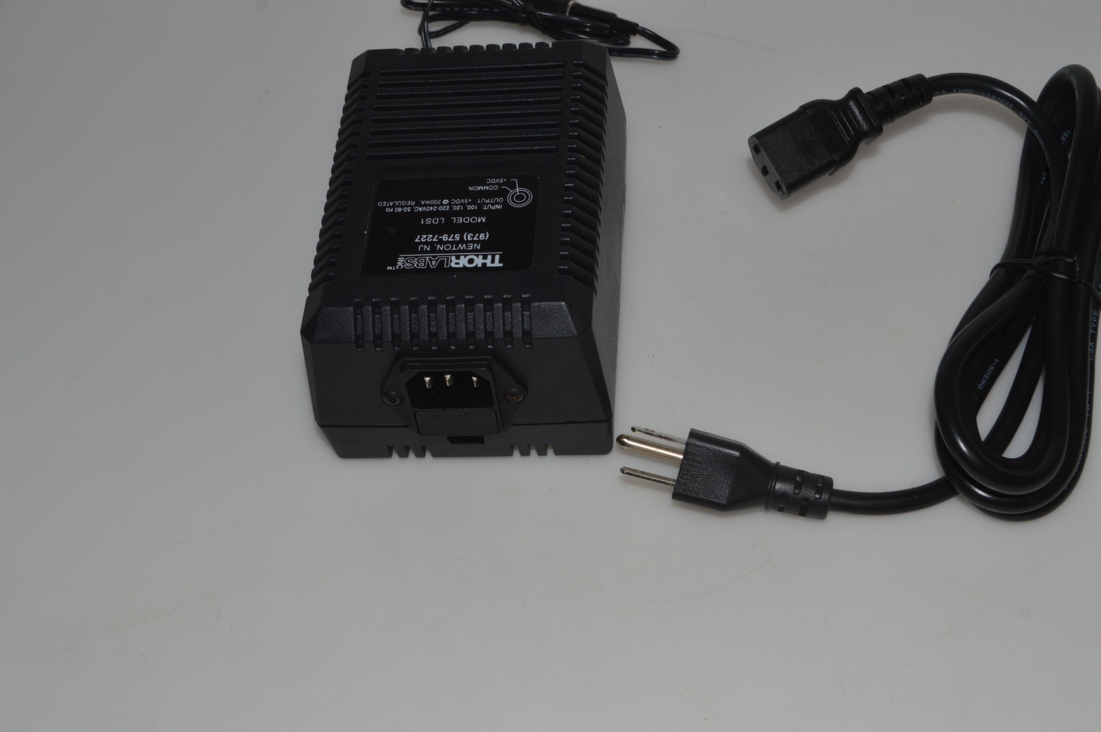 *JM* THORLABS Model LDS1 5VDC at 200mA Output Regulated Power Supply-NEW (DQL61)