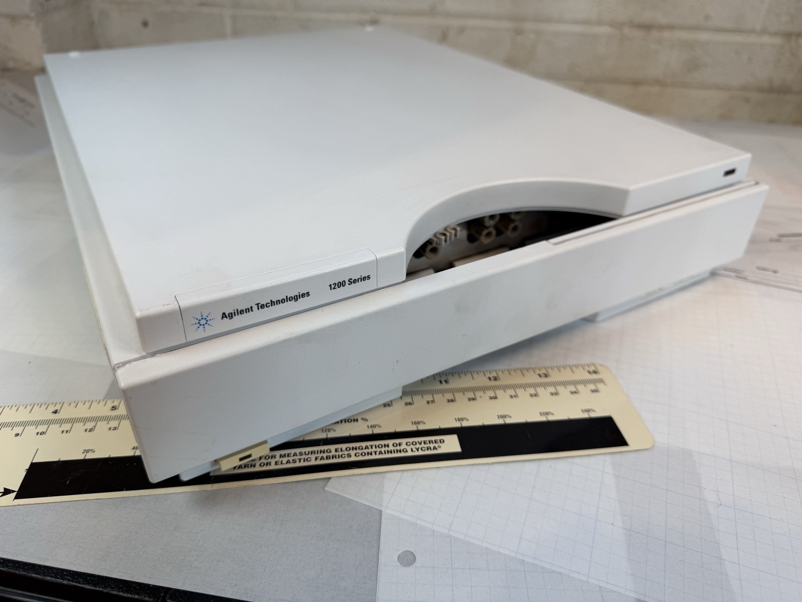 Agilent 1200 G1379B Micro Vacuum Degasser HPLC S/N JP82010382 — Powers On