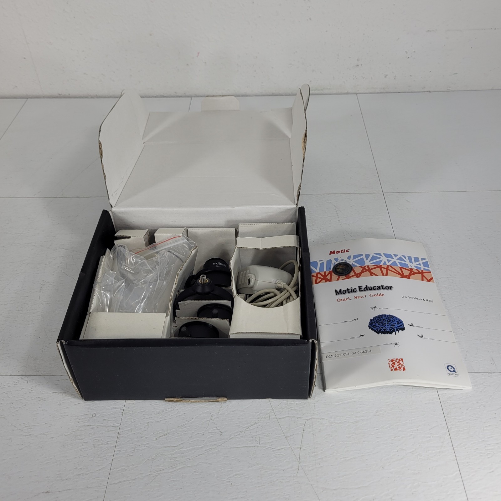 Motic Moticam-352 Digital Microscope Camera Viewer w/ Accessories CMOS Mini USB
